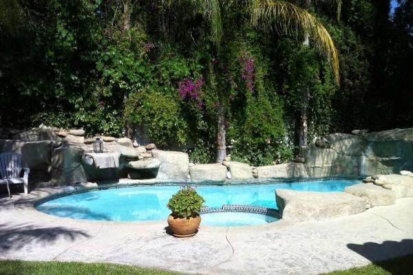 [Image: Spaciou Luxury Villa with Swimming Pool &amp; Jacuzzi , Sleeps 12+]