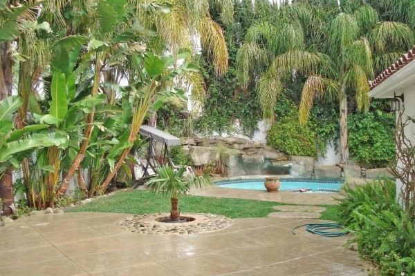 [Image: Spaciou Luxury Villa with Swimming Pool &amp; Jacuzzi , Sleeps 12+]