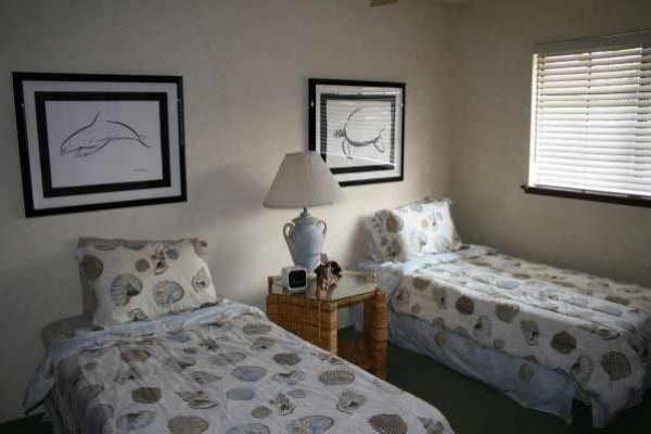 [Image: Listen to the Ocean from This 2 BR / 2 BA with Extra Loft Bedroom Close to Town]
