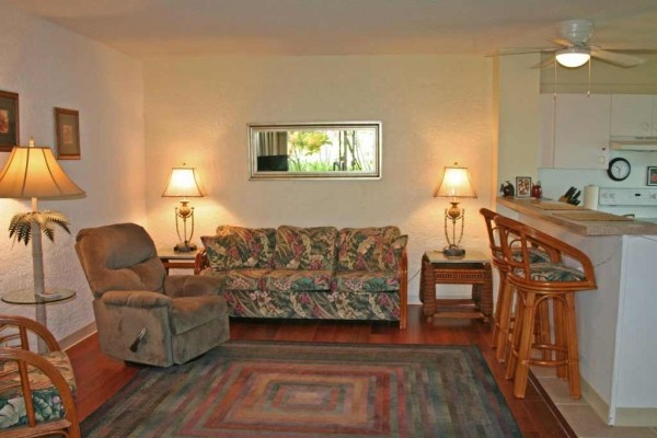 [Image: Five Star Reviews,Air Conditioned Bedroom,1st Floor,Oceanfront Complex, Sleeps 4]