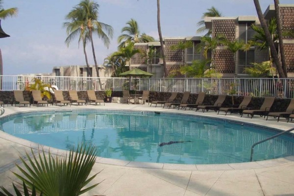 [Image: Luxurious - Fully Remodeled Oceanfront Condo - Relax in Kona!]