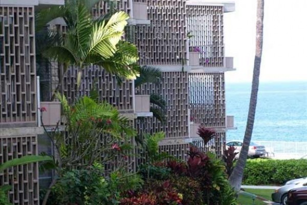 [Image: 90/1 BR Romantic, Tropical Kona Condo in a Oceanfront Complex]