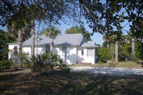 [Image: 1920's Cottage in Stuart, Florida]