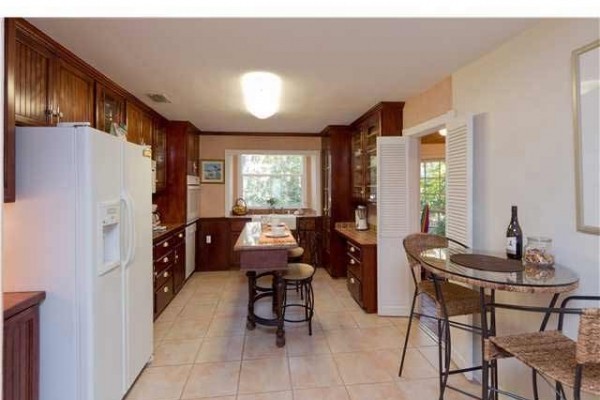 [Image: Great Deal! Clean and Cozy Beach House Three Blocks from the Ocean.]