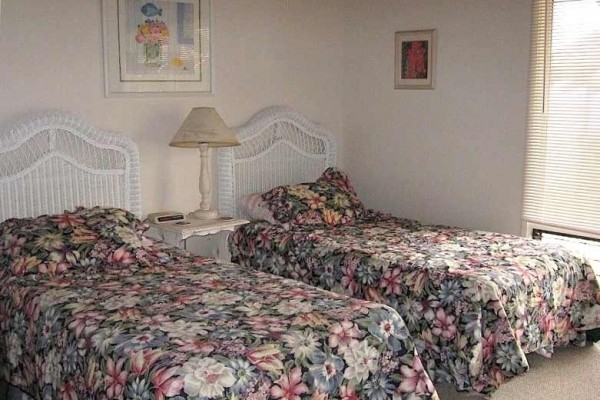[Image: 2 Bedroom Oceanfront Condo Plus Sleeping Loft--]