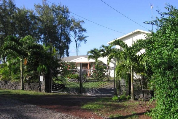 [Image: Hale Mar: Absoute Oceanfront, Luxury, Pool, Hot Tub, Near Volcano!]