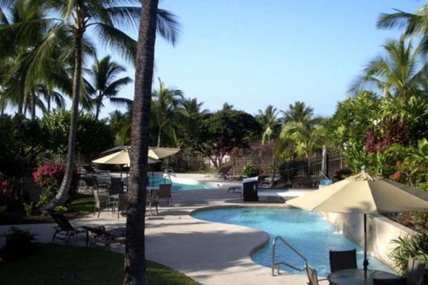 [Image: Lovely End Unit Condo in Lushly Landscaped Keauhou Resort.]