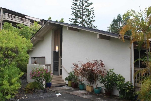 [Image: Lovely End Unit Condo in Lushly Landscaped Keauhou Resort.]