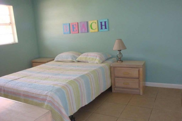 [Image: Cute Condo 1 Blk to Beach--6 Month Min.]