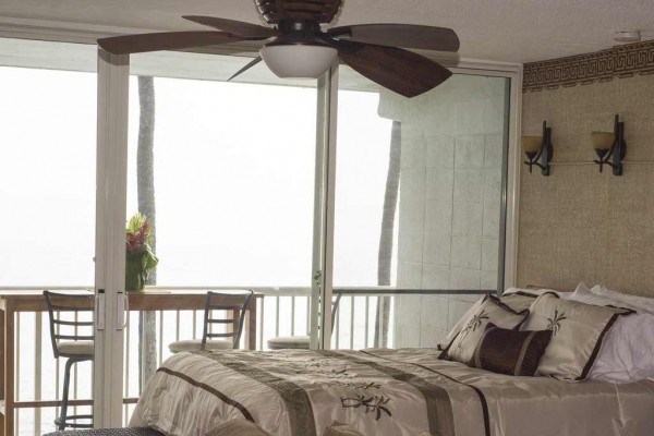 [Image: Top Floor Oceanfront Unit with Lanai for Outdoor Dining!]