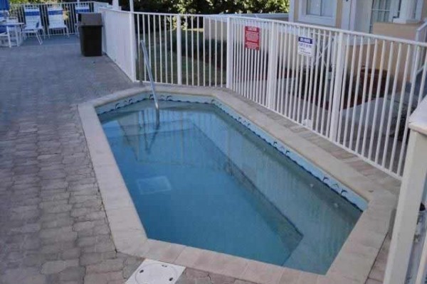 [Image: Aug Special $100 Off!! Ocean View Condo, Beach Side Pool &amp; Hot Tub , Free Wifi]