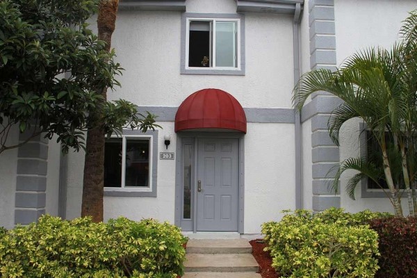 [Image: Newly Renovated 2 Bdrm, 2.5 Bath Townhouse in Beachfront Community]