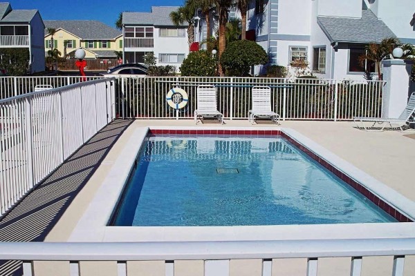 [Image: Newly Renovated 2 Bdrm, 2.5 Bath Townhouse in Beachfront Community]