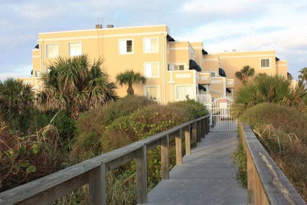 [Image: Beautiful Oceanfront Condo in Cape Canaveral]