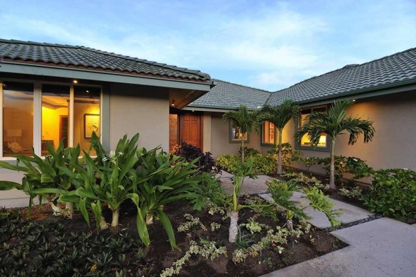 [Image: Mauna Kea Resort Villa, Ocean Views with Pool &amp; Spa in Backyard]