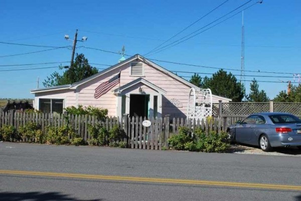 [Image: Charming 3 Bedroom Cottage, Sleeps 8. Across from Lighthouse]