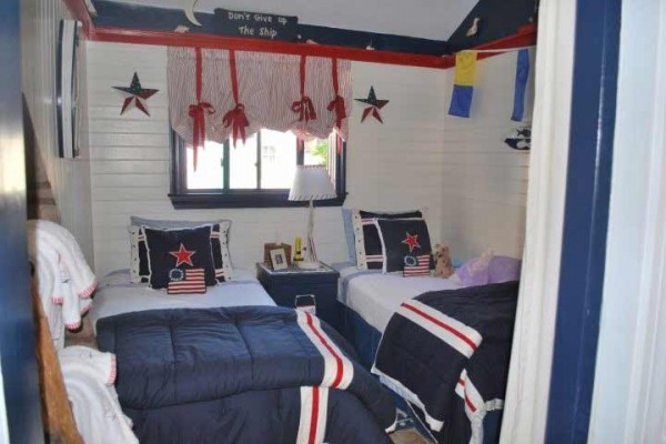 [Image: Charming 3 Bedroom Cottage, Sleeps 8. Across from Lighthouse]