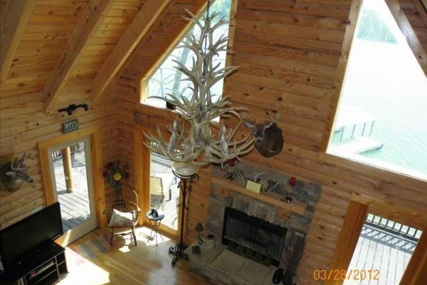 [Image: Beautiful 3BR Modern Log Cabin on Smith Lake with Boat Dock]