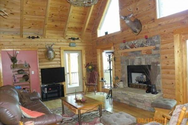 [Image: Beautiful 3BR Modern Log Cabin on Smith Lake with Boat Dock]