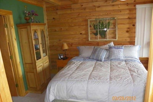 [Image: Beautiful 3BR Modern Log Cabin on Smith Lake with Boat Dock]