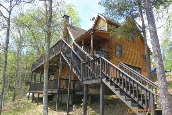 [Image: Beautiful 3BR Modern Log Cabin on Smith Lake with Boat Dock]