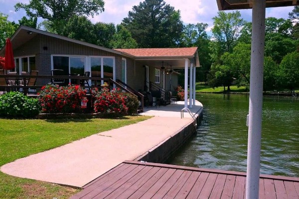 [Image: Family-Friendly 2500 Sq Ft Home-Minutes from Town on the Beautiful Wilson Lake!!]