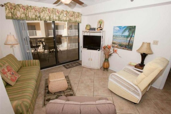 [Image: Cozy 2BR / 2BA Unit with Gulf View | *Best Rates for Spring Break*]