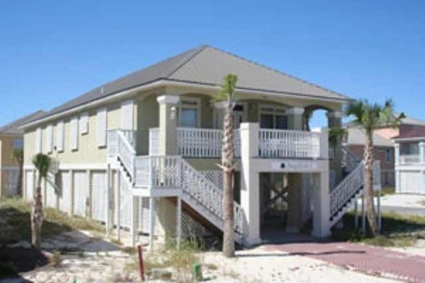 [Image: Beautiful 4BR/3.5BA, Pools, Tennis and Beach Within Walking Distance]