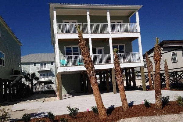 [Image: Beautiful New 6BR Beach House, Pool, Water Park, Direct Beach Access]