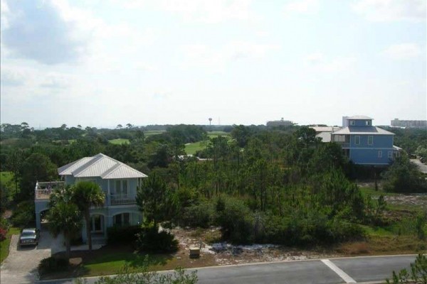 [Image: Family-Friendly Gated Golf Community with Private Beach]