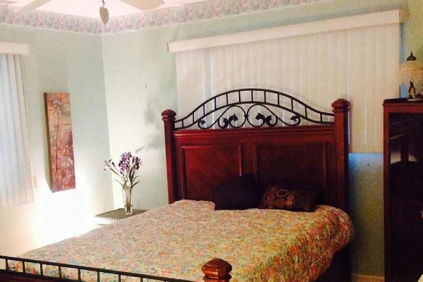 [Image: Room in Bed &amp; Breakfast - 5 Minutes to Beach]