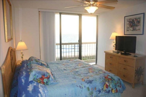 [Image: Hutchinson Island, Florida, Oceanfront, 2BR/2BA Condominium]