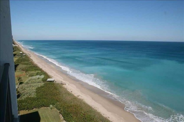 [Image: Beachfront 2/2 Condo in Penthouse Floor]