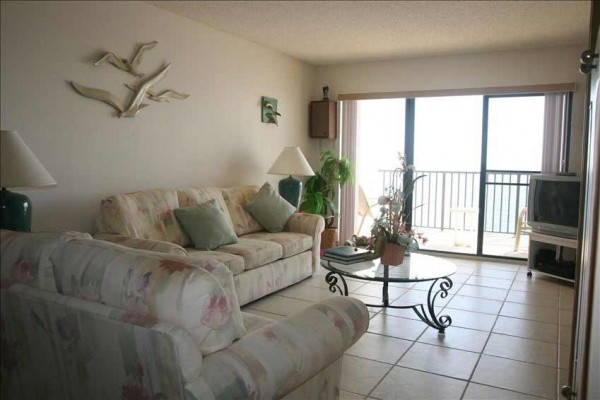 [Image: Beachfront 2/2 Condo in Penthouse Floor]