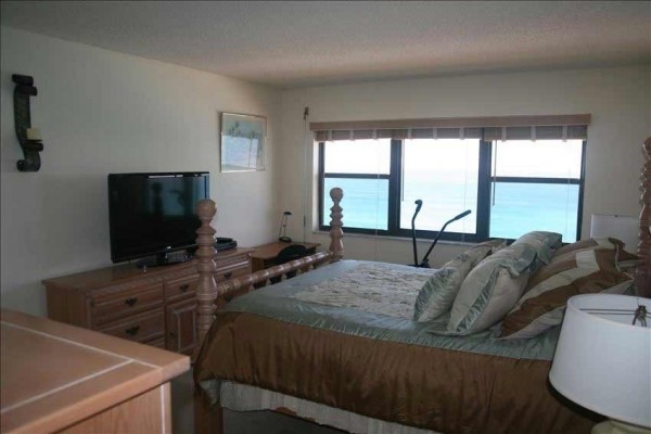 [Image: Beachfront 2/2 Condo in Penthouse Floor]