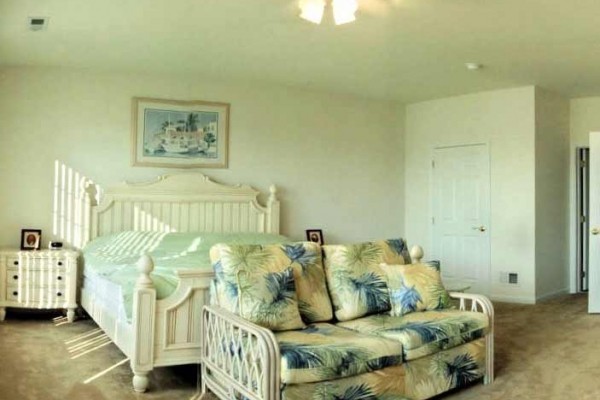 [Image: Beautifully Decorated, Comfortable Carriage Home--Sleeps 12]