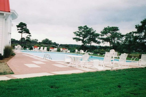 [Image: Spacious and Elegant Beach Living]