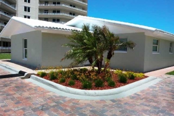 [Image: Brand New Ocean Front 4bdrm 3 BA May Special $1500]