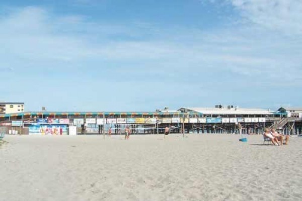 [Image: Right on Beach @ Top Resort: New &amp; Huge G R O U N D Level Unit!]