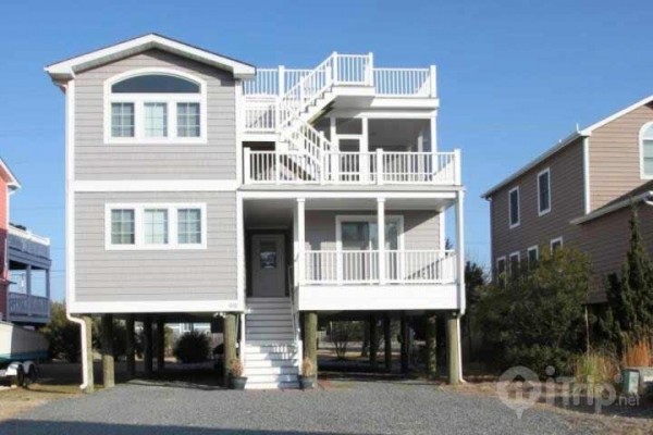 [Image: Spacious, Contemporary, 3 Blocks to the Beach. Hs Group Rentals Availa]