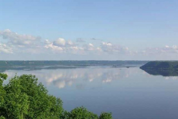 [Image: Mississippi River View Home in an Area with the Best Scenery in the Midwest]