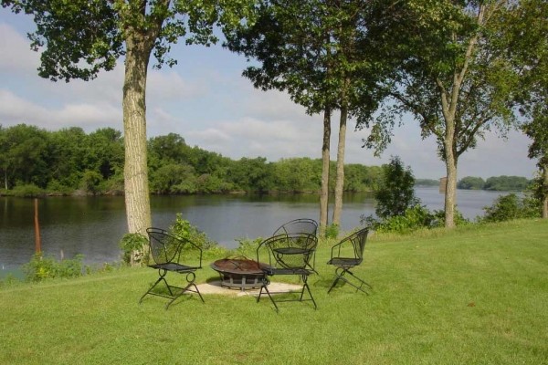 [Image: Private Retreat on the Mississippi River]