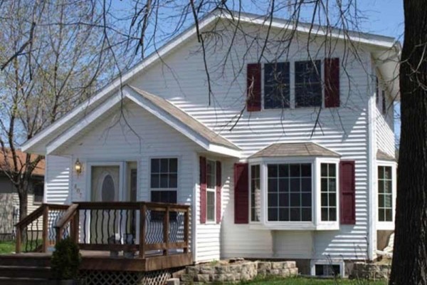 [Image: Beautifully Decorated Home at Pepin Wisconsin Open Year Around]