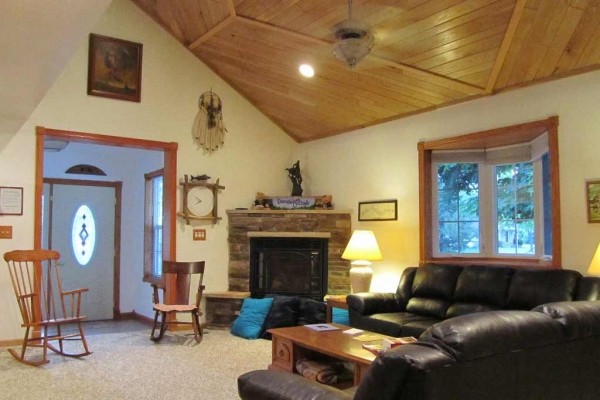 [Image: Beautifully Decorated Home at Pepin Wisconsin Open Year Around]