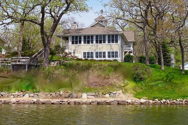 [Image: 5 Bed. 3 Baths. Lake Front with Panoramic Views]