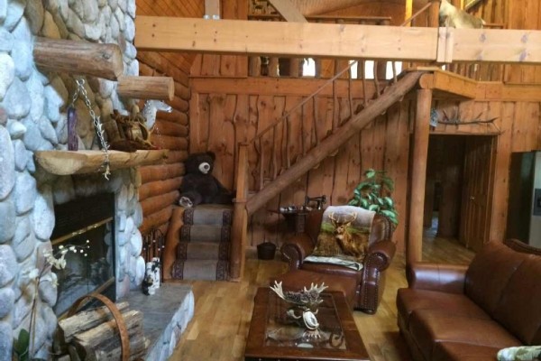 [Image: Total Privacy !!! Log Home Surrounded by 5 Acres of Woods Near Geneva Lake.]