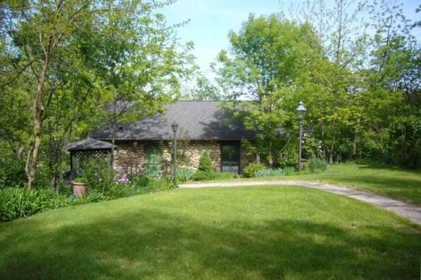 [Image: Charming Lake Area Cottage]