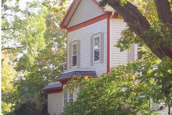 [Image: Rural Madison Farmstead Guest House Rental - $118 to $399 Per Night]