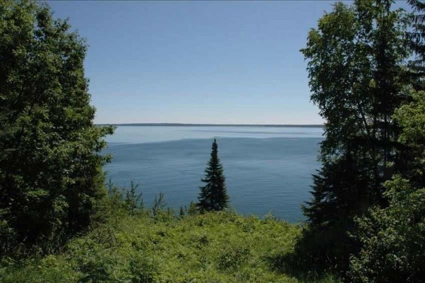 [Image: Malcolm's Place-Charming 2 Bedroom Lake View Home.]