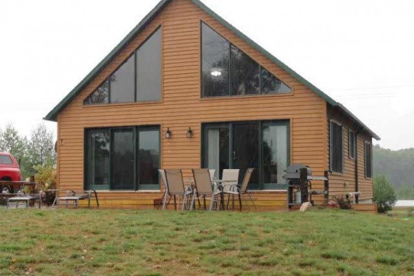 [Image: Year Round Lake Home with Crystal Clear Sand Bottom Lake]